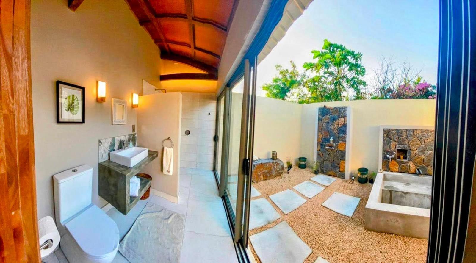 Lakaz Kannell - Vanilla Lodge, Secluded Outside Bath & Shower Infinity Pool เกป มาลเออเรอส์ ภายนอก รูปภาพ